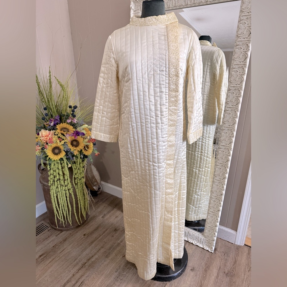Vintage 1960s Sonnet Ivory Quilted Opera Lounge Coat Hollywood Regency